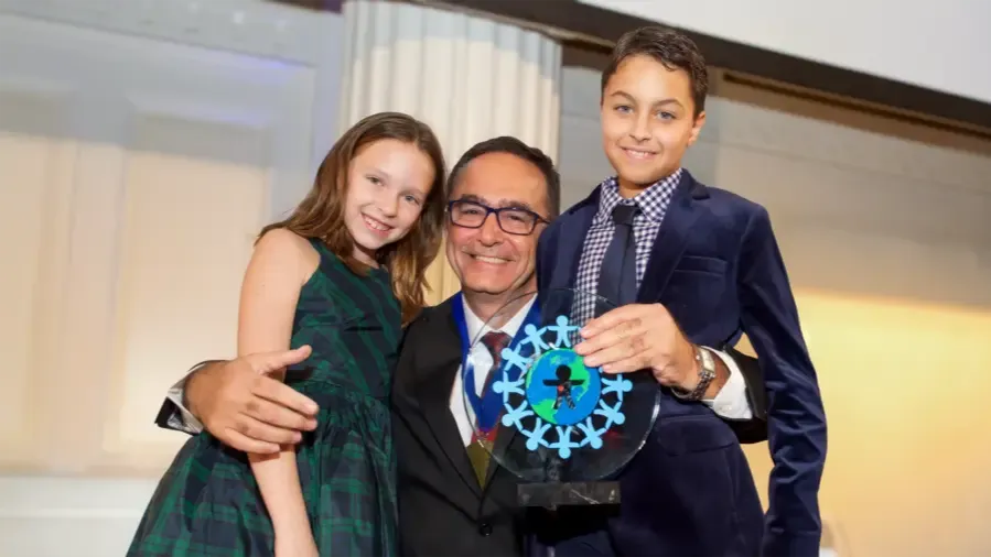 "LÖSEV Kurucusu Dr. Üstün Ezer, Dünya Çocukları Sağlık Ödülü (World of Children Health Award) töreninde"